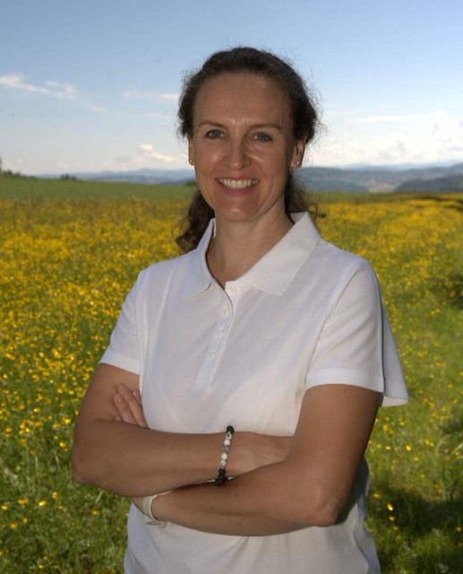 Bea Uhlig, dipl. Berufsmasseurin, im Sommer auf einer Blumenwiese